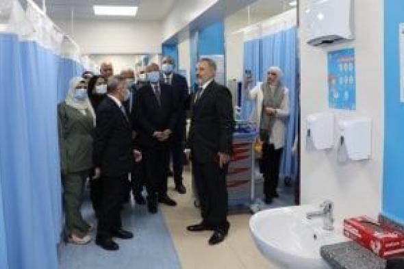 محافظ
القاهرة
يفتتح
وحدة
رعاية
مركزة
جديدة
تضم
14
سريرا
بمصر
الجديدة