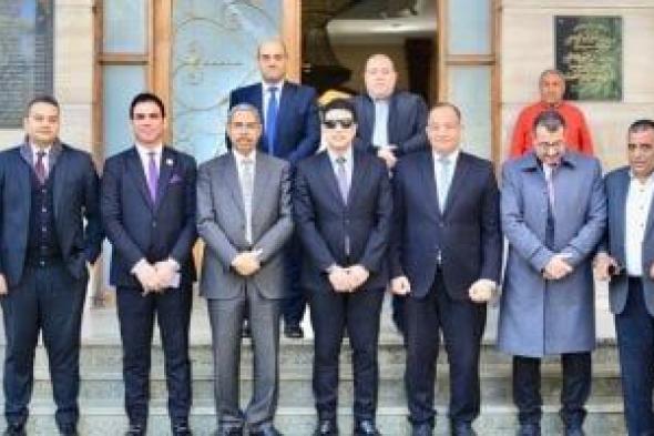 نائب
محافظ
سوهاج
يزور
نادي
القضاة
ويهنئ
مجلس
الإدارة
الجديد..
صور