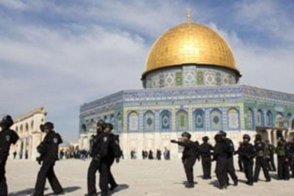مستوطنون يقتحمون باحات الأقصى بحماية شرطة الاحتلال الإسرائيلى