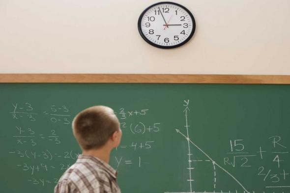 مفاجأة في مدارس مع حظر الهواتف.. طلبة لا يستطيعون تحديد الوقت بالساعة التقليدية!