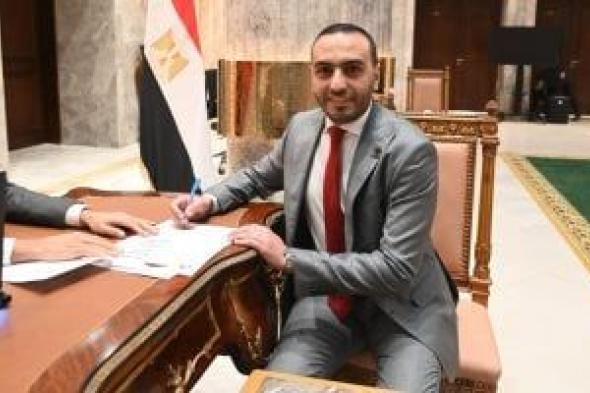 النائب
محمد
تيسير
مطر
يتعهد
بعد
تسلمه
كارنيه
العضوية
بمواصلة
دعم
الشباب