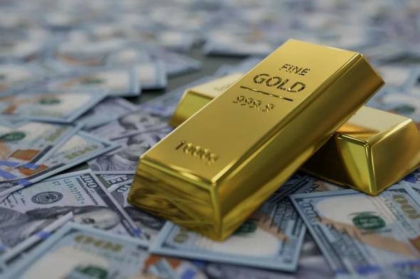 انخفاض الذهب من أعلى مستوى له في أسبوع مع استقرار الدولار