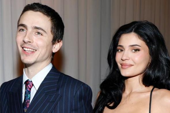 تيموثي
شالاميه
يفاجئ
كايلي
جينر
باعتراف
حب
علني
ويتبادلان
القبل