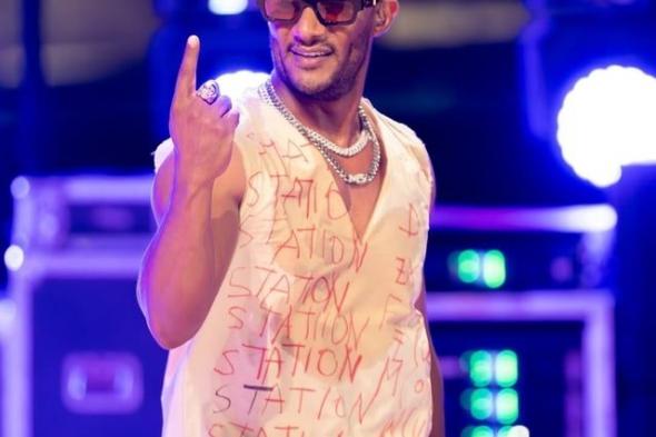 موقف غير متوقع لمحمد رمضان على المسرح: الستايلست لبسني جزمة أخته