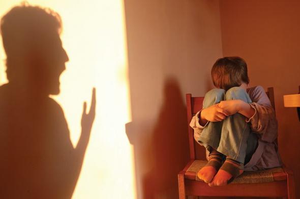 «دب» و«غبي» و«فاشل».. عنف لفظي يترك ندوباً نفسية لدى الأطفال