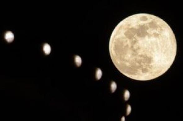 أول
قمر
عملاق
في
عام
2026
يظهر
في
السماء