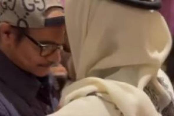 رابح
صقر
يفاجئ
ابنه
الوليد
بعيد
ميلاده
وسط
السحاب