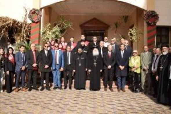 رئيس
جامعة
بنى
سويف
يزور
الكنائس
والأديرة
للتهنئة
بعيد
الميلاد
المجيد