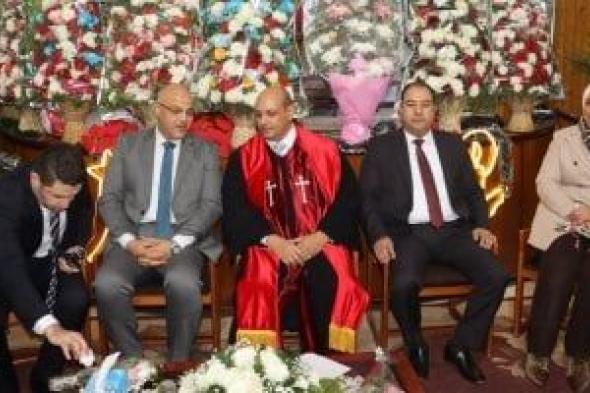 محافظ
القليوبية
ومدير
الأمن
يقدمان
التهنئة
بعيد
الميلاد
بالكنيسة
الإنجيلية
ببنها