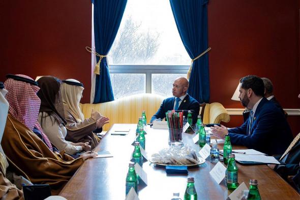 وزير
    الخارجية
    يبحث
    المستجدات
    الإقليمية
    والدولية
    مع
    رئيس
    لجنة
    الشؤون
    الخارجية
    بمجلس
    النواب
    الأمريكي