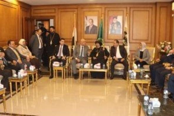 محافظ
القليوبية
خلال
تقديم
التهنئة
لمطران
شبين
القناطر:
المصريين
نسيجا
واحداً
ويداً
واحدة