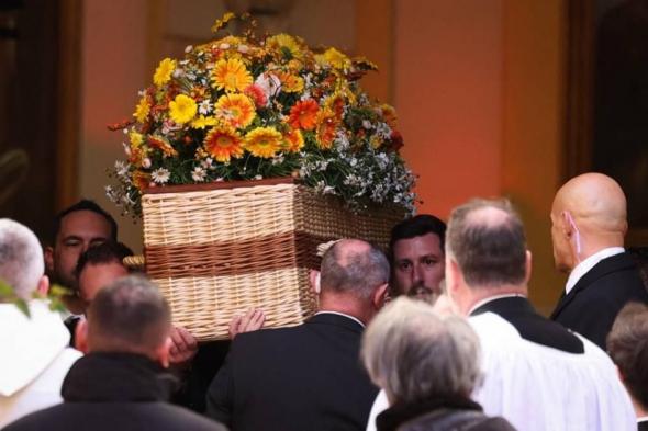 فرنسا
      تودع
      بريجيت
      باردو
      بحضور
      سياسيين
      وفنانين