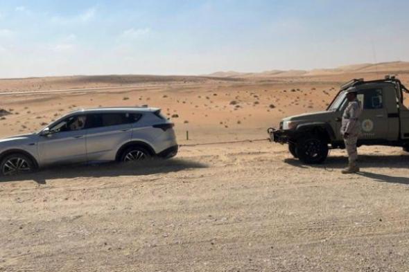 حرس
الحدود
يقدم
المساعدة
لمواطن
علقت
مركبته
بصحراء
الربع
الخالي