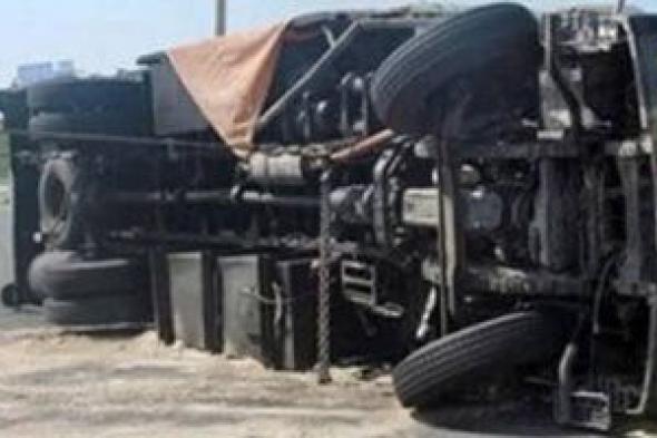 مصرع
سائق
فى
حادث
مروع
بين
سيارتين
نقل
بطريق
أسيوط
الغربى