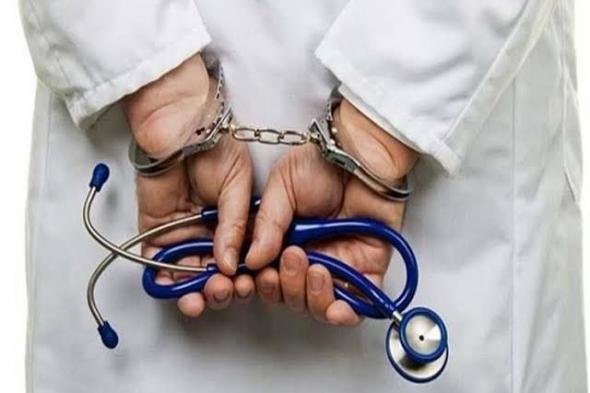 شاب خريج علوم يعمل طبيباً بدلاً من شقيقه التوأم لمدة عامين