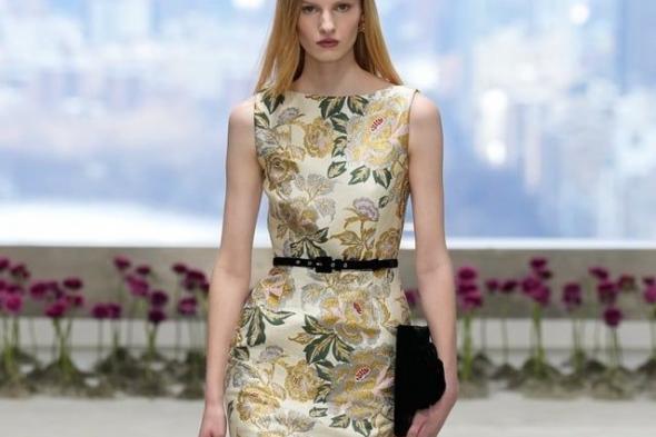 الفساتين المنقوشة: رمز الأناقة والتفرد الأنثوي