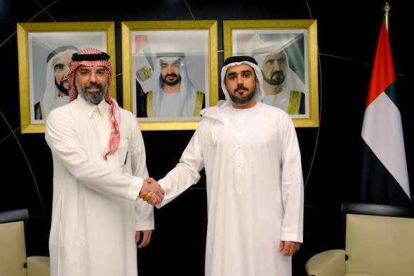 نائب مدير مكتب وزارة الخارجية في دبي يتسلّم البراءة القنصلية من القنصل العام للمملكة العربية السعودية