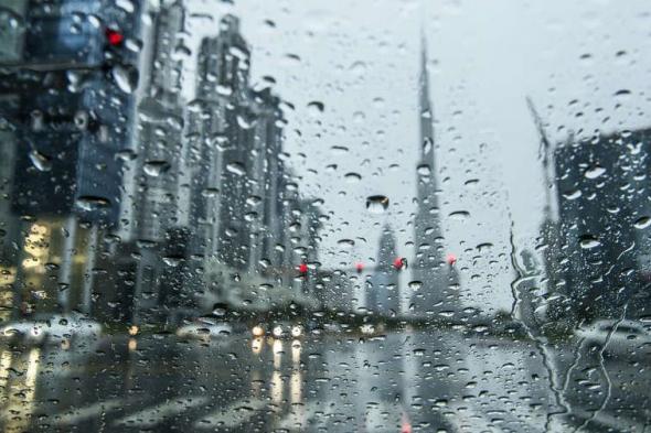 طقس الإمارات غداً.. غائم جزئياً مع فرصة سقوط أمطار