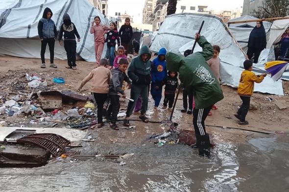 بلدية
غزة:
نعمل
على
مدار
الساعة
لتصريف
مياه
أمطار
المنخفض
الجوي