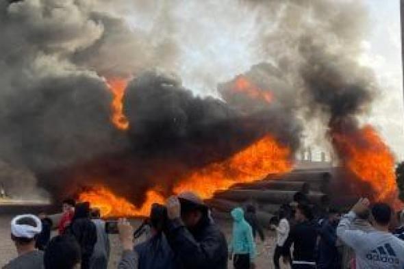 قطع
الكهرباء
عن
قرية
سنتريس
بالمنوفية
للسيطرة
على
حريق
مخزن
مواسير..
صور