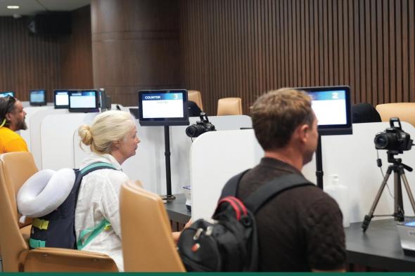 الجوازات
تنهي
إجراءات
سفر
السياح
القادمين
من
جزيرة
سقطرى