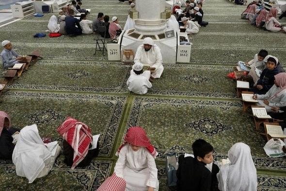 940
    ألف
    طالب
    حول
    العالم
    يستفيدون
    من
    برامج
    التعليم
    عن
    بُعد
    في
    حلقات
    المسجد
    النبوي