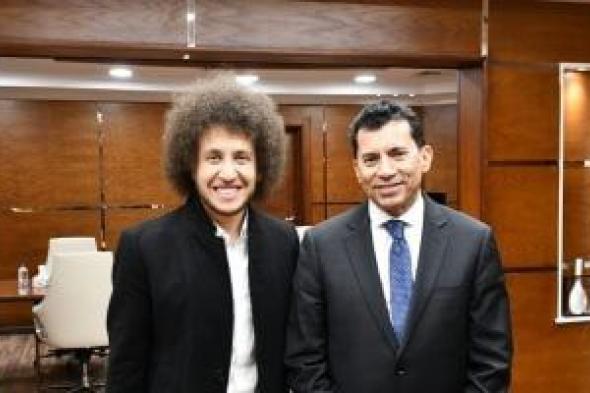 وزير
الشباب
والرياضة
يلتقى
بطل
معركة
السفارات
بالخارج