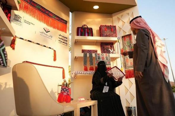 بالصور..
    20
    منصة
    للمواهب
    بمهرجان
    الكتّاب
    والقرّاء