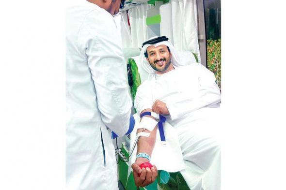 بن طوق وكوادر «الاقتصاد والسياحة» يتبرعون لحملة «دمي لوطني»