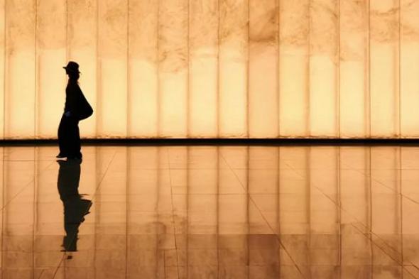 كيف
تقتل
بيئة
العمل
ثقتنا
بأنفسنا
وتحوّلنا
إلى
آلات
لإثبات
الذات؟