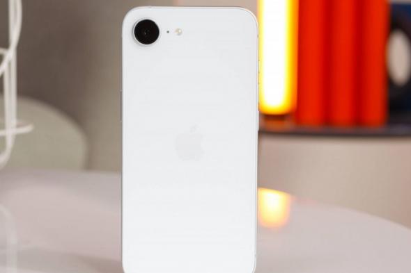 هاتف
iPhone
17e
يأتي
بشريحة
A19
مخفّضة
الأداء
مع
شاشة
محسّنة