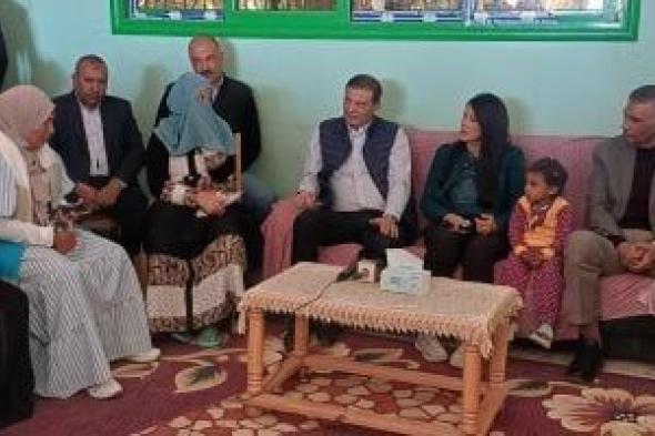 أثناء
جولته
بأسوان..
وزير
الزراعة
لمزارع:
هات
تليفونك
أسجلك
رقم
تليفونى..
فيديو