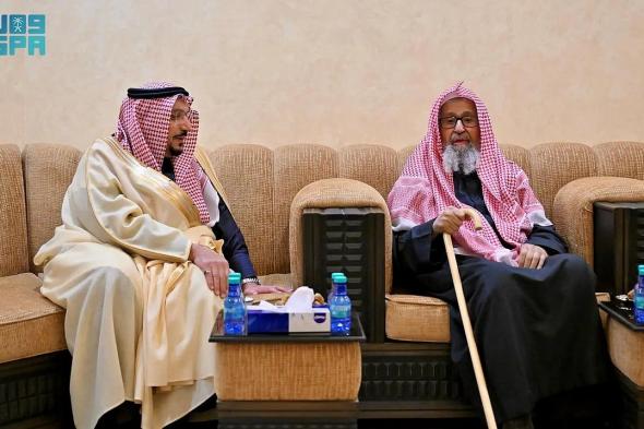 أمير
    القصيم
    يزور
    سماحة
    مفتي
    عام
    المملكة
    في
    منزله
    بالشماسية