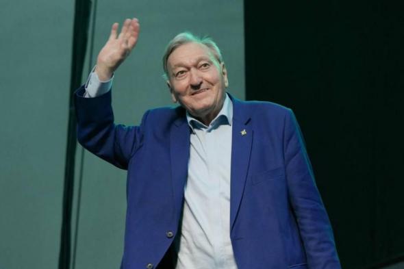 صاحب
      نظرية
      الكائنات
      الفضائية
      والحضارة..
      وفاة
      الكاتب
      السويسري
      إريك
      فون
      دانكن