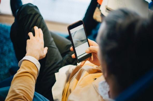 خبير
مصري
يحذر:
لا
تصطحبوا
الهاتف
إلى
غرفة
النوم
ودورة
المياه