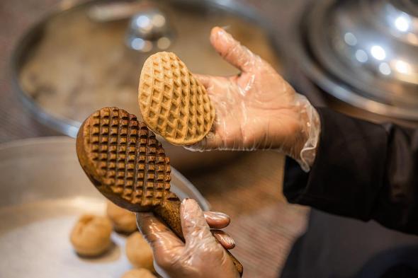 «أم
    أحمد»
    تكشف
    لـ«عاجل»
    مراحل
    إعداد
    الكليجا
    في
    مهرجانها
    التراثي