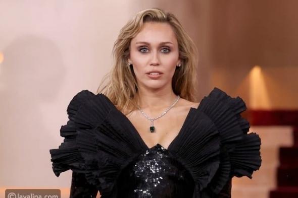 مايلي سايرس تتألق بالأسود في غولدن غلوب 2026