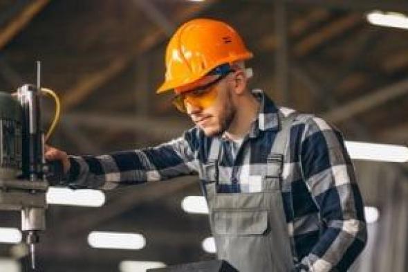 قانون
العمل
يلزم
بالسلامة
المهنية
فى
التعامل
مع
المواد
الكيميائية
بالمنشآت