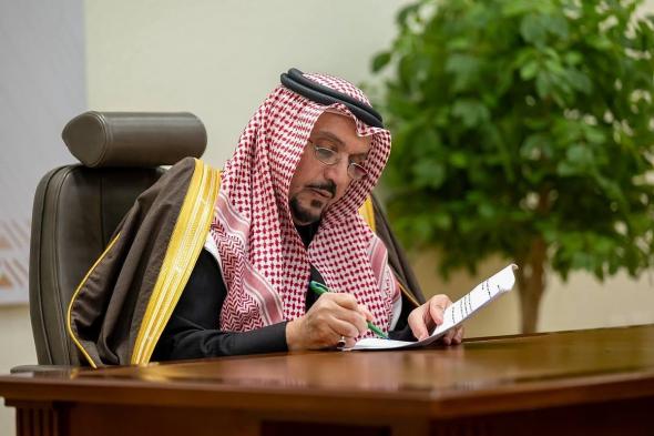 بالصور..
    أمير
    القصيم
    يقضي
    يوم
    عمل
    في
    محافظة
    الأسياح
    ويؤكد
    نهج
    القيادة
    في
    القرب
    من
    المواطن