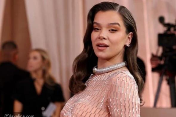 هايلي ستاينفيلد تخطف الأضواء في غولدن غلوب 2026 بإطلالة ذهبية تكشف أولى ملامح الأمومة