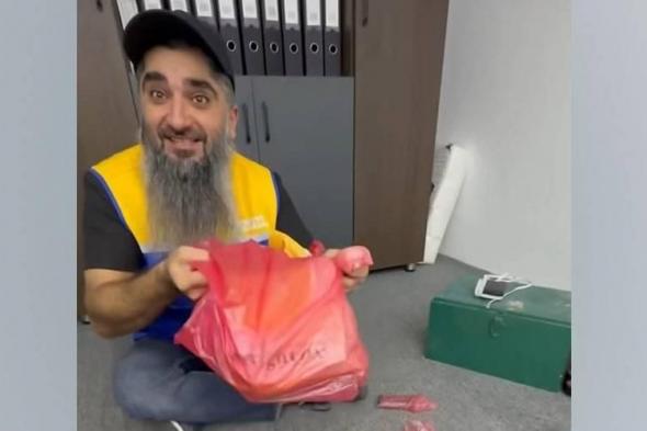 تاجر
      ليبي
      يتلقى
      مفاجأة
      طريفة..
      شحنة
      هواتف
      محمولة
      تأخرت
      16
      عاماً