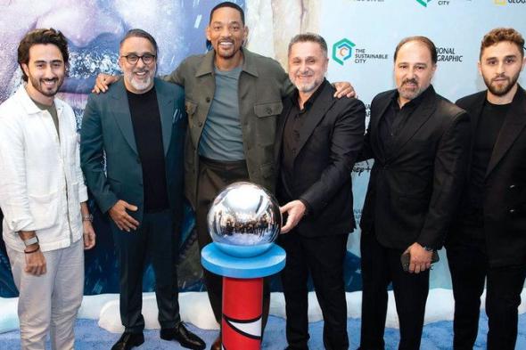 ويل سميث يتألق على السجادة الزرقاء في دبي