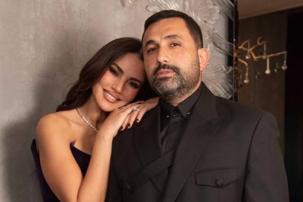 زوج
درة
يفاجئها
برسالة
رومانسية
في
عيد
ميلادها