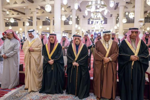 أمير
الرياض
يؤدي
صلاة
الميت
على
والدة
الأمير
شقران
بن
سعود
بن
عبدالعزيز