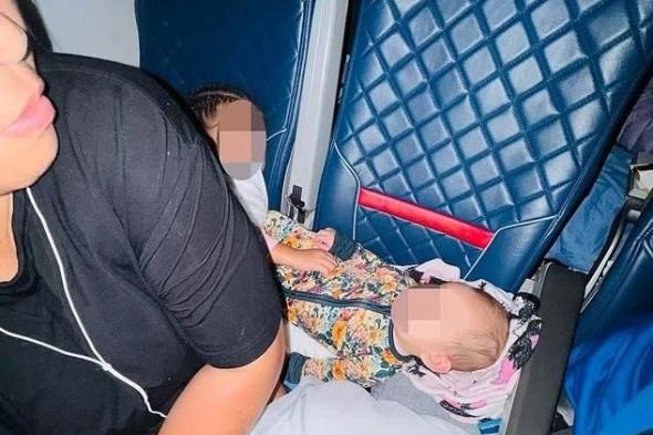 أمريكية
      تسافر
      12
      ساعة
      جواً
      جالسة
      على
      الأرض