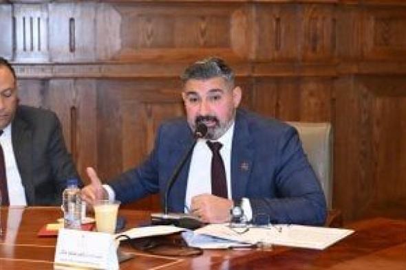 ياسر
جلال
يناقش
مع
وزير
الثقافة
كيفية
النهوض
بقصور
الثقافة