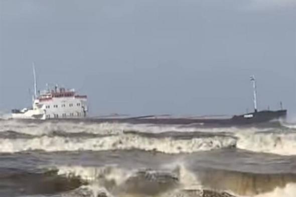 جاءت
      من
      تركيا
      لتحميل
      ملح..
      الأمواج
      تتسبب
      في
      جنوح
      سفينة
      قبالة
      الشواطئ
      المصرية