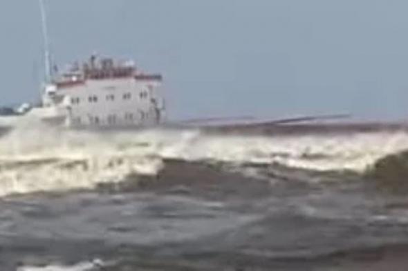 جنوح السفينة «FENER» على شاطئ بورسعيد بسبب ارتفاع الأمواج وشدة الرياح.. صور