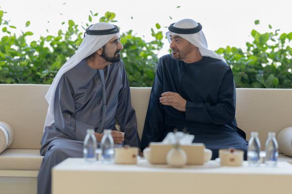 رئيس الدولة يهدي محمد بن راشد مجموعة صور توثق أبرز المناسبات الوطنية والمحطات التي جمعتهما في خدمة الوطن