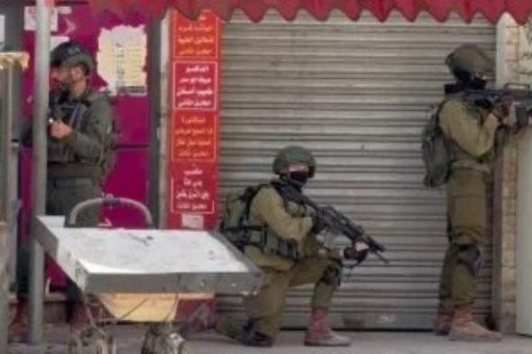 إسرائيليون يتنكرون فى هيئة جنود لسرقة المتاجر فى الضفة الغربية.. فيديو